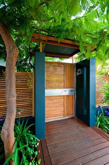 Sebagai contoh, jika rumah anda memiliki gaya minimalis, maka akan sinkron dengan gaya pagar minimalis. 50 Desain Pintu Taman yang Simple dan Modern - Rumahku Unik