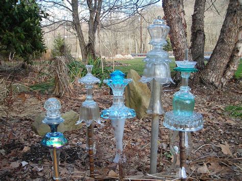 Easy 10 Diy Glass Yard Art Design Ideas For Your Garden Decor Glass Garden Art Glassware