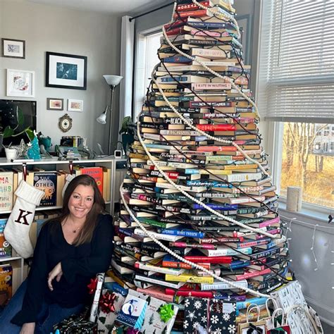 Video This Christmas Tree Is Built Out Of Books And It Sleighs Abc News