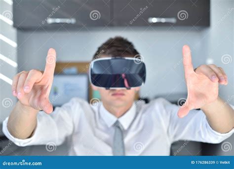 Businessman With Vr Headset Stock Image Image Of Cyber Professional 176286339