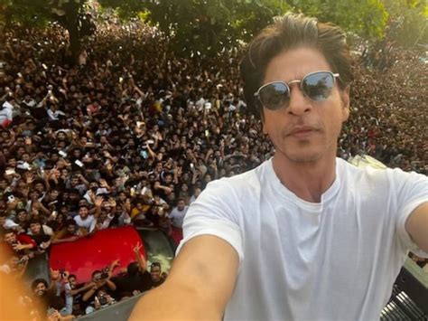 shah rukh khan celebrates 57th birthday with a sea of fans