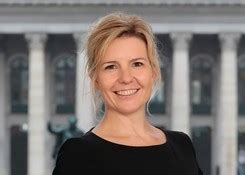 Wanner hat erfolgreich die mehrjährige weiterbildung zur fachzahnärztin absolviert. Fachanwältin für Medizinrecht