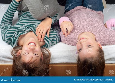 Twee Mooie Tieners Die In Bed Liggen Stock Afbeelding Image Of Pret Leuk 22512763