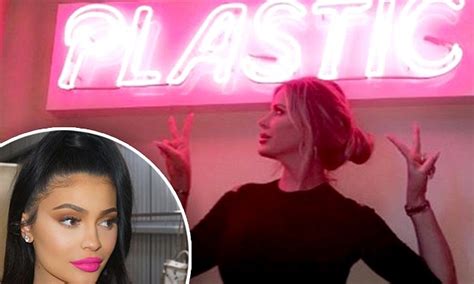 kim zolciak drops 7500 for neon pink sign kylie jenner has