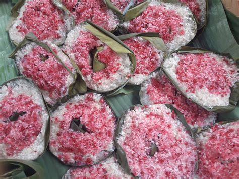 Cenil adalah jajanan tradisional yang terbuat dari tepung sagu yang direbus dan dibalut dengan parutan kelapa. Cenil Kelapa Muda Jajanan Jadul / Resep Grontol Jagung ...