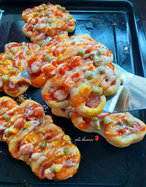 Resep membuat pizza mini dengan taburan mozarela, lembut dan gurih. Resipi Roti Sosej & Mini Pizza. Lembut & Sedap Sangat ...