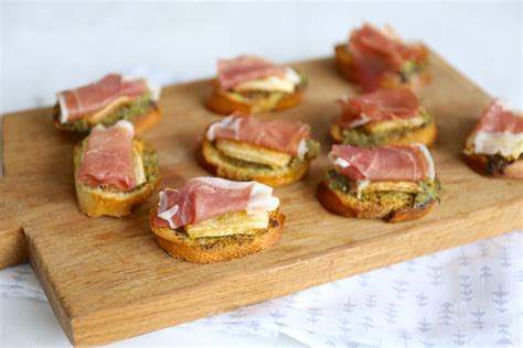 Hapje bruschetta met serranoham pesto en brie Voorgerecht