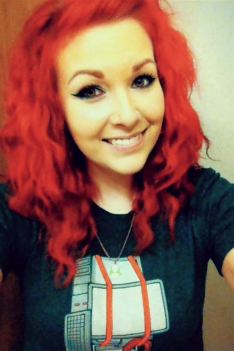 Possibly My Favorite Of The Bright Red Love Her Hair Makeup And T Shirt Magenta Hair