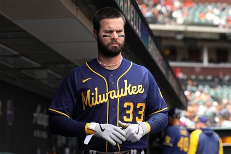 Brewers Place Jesse Winker On Il With Neck Strain Mlb Trade Rumors