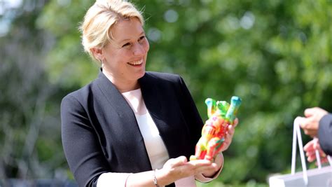 Deutsche ministerin giffey tritt wegen doktorarbeit zurück. Franziska Giffey: Ministerin im Wahlkampf | MondialNews