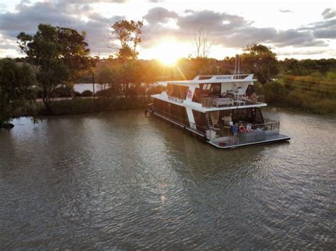 7 Beautiful Reason To Cant Help But Fall In Love With Houseboat Holidays