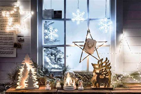 25 Christmas Window Decor Ideas That Will Amaze You