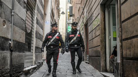 Genova Ucciso Con Una Freccia Nei Vicoli I Carabinieri Nella Zona