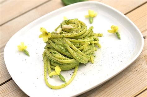 Add the linguine and cook for 6 minutes until tender. LINGUINE AL PESTO DI PRIMULE - PHYTOALIMURGIA