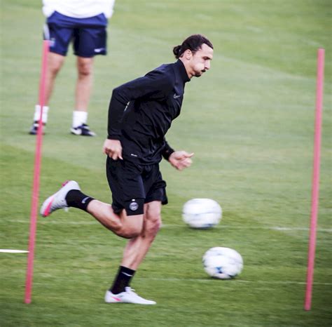 Ibrahimović zahájil svou kariéru v malmö ff v roce 1999 a o dva roky později podepsal smlouvu s ajaxem. Zlatan: "More Than A Dream"