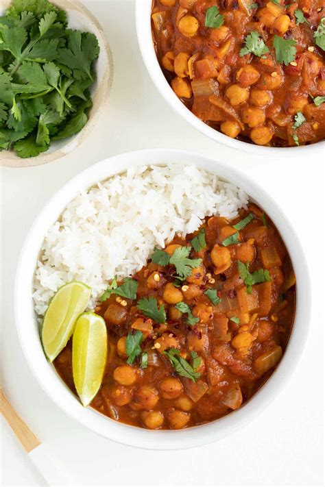 With sweetness from carrots and peas, a sprinkle of cashews and a garlic flavour base, this is a rice side dish that will jazz up any meal. Easy Chickpea Curry | Purely Kaylie