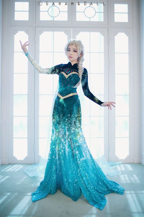 Geek With Curves Transforming Elsa Costume Photo Series