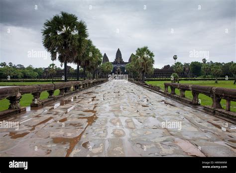 Siem Reap Cambodia 25 June 2014 The Walkway To Angkor Wat Temple