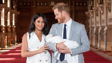 Prince harry and meghan markle linked arms and held hands as they delivered food to needy people in l.a. BBC-presentator ontslagen na 'grap' over baby Harry en ...