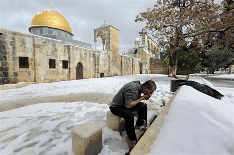 32 Incredible Pictures Of A Rare Snowstorm In Jerusalem Dome Of The