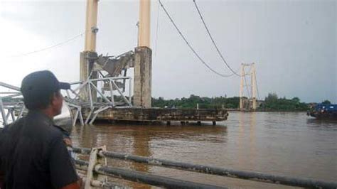 Seorang Warga Menyaksikan Kondisi Kerangka Jembatan Kartanegara Yang