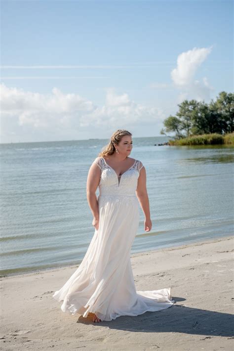 Wir bieten eine große auswahl mit über 800 brautkleider, abendkleider, hochzeitsanzüge warten auf sie. Brautkleider in großen Größen ♡ riesige Auswahl bis Größe 60