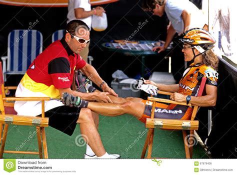 cycliste de femme obtenant le massage de jambe photo stock éditorial image 67979408