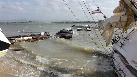 Previsões do tempo faro : Mau tempo (e barcos) destroem pontão do Centro Náutico da ...