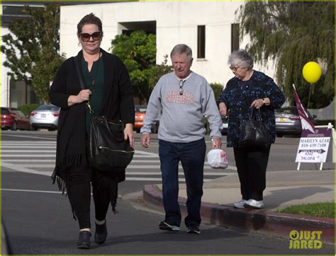 Melissa McCarthy Grabs Flowers Lunch With Parents Photo Melissa McCarthy Photos