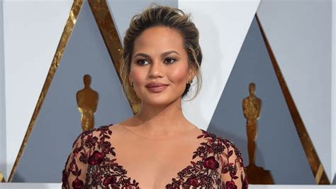 Chrissy Teigens Cringe Face Is The Only Oscar Meme You Need To See