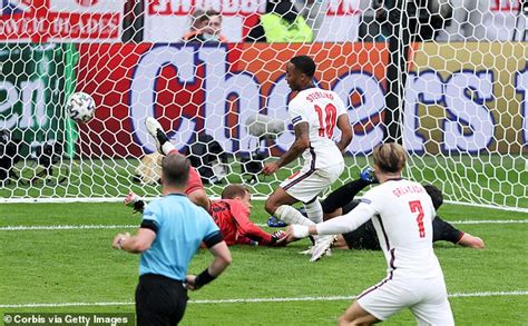 8 июля 2021, четверг, 12:30. Euro 2020: Raheem Sterling hails England's superb ...