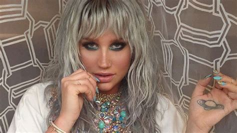 Kesha Brings Up Dr Luke In ‘praying’ First Single In Four Years Grey Hair Hair Celebrities