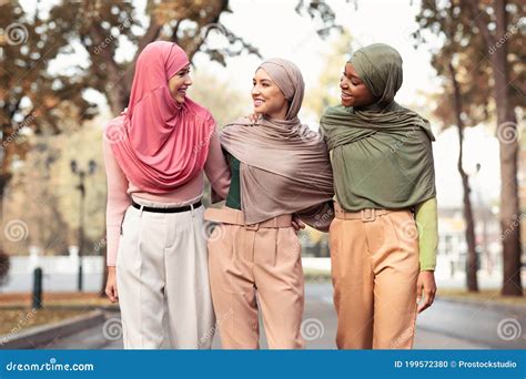 Tres Mujeres Musulmanas Con Hiyab Y Ropa Moderna Saliendo Foto De Archivo Imagen De Exterior