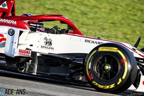 Robert has 9 buttons on the left and kimi 7, while kubica has four buttons on the right and raikkonen 7 (including the one replaced by a knob). Robert Kubica, Alfa Romeo, Circuit de Catalunya · RaceFans