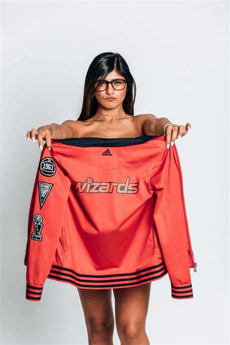 Total Frat Move Na Twitterze Mia Khalifa Joins Our Sports Podcast Backdoorcover To Talk The