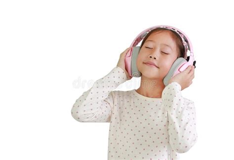 Niña Que Disfruta Con Auriculares Escuchando Música Aislada En Fondo