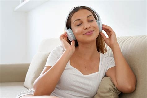 Adolescente brasileiro relaxando e ouvindo música com fones de ouvido