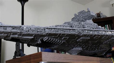 1.20 meter lang, 31 kilogramm schwer: Guy Builds Lego Star Destroyer Ship With Fully Equipped ...