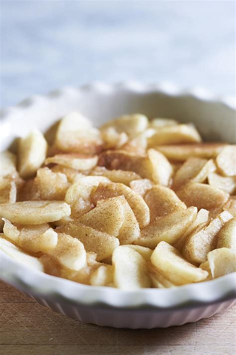 How to make a healthy apple pie filling this apple pie filling recipe consists of only apples, cinnamon and a few other spices, lemon, and just a dab of coconut oil to place on top of the apple slices once they're in the pie crust and ready to be sent to the oven! Low-Calorie and Healthy Apple Pie Recipe
