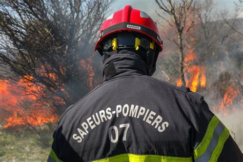 Ardèche Banne 20 Sapeurs Pompiers Mobilisés Pour Un Feu De Forêt