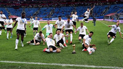 Wie wird das gruppenspiel der em heute live im tv übertragen? Nach Confed-Cup-Sieg | Weltrangliste: Deutschland erobert ...
