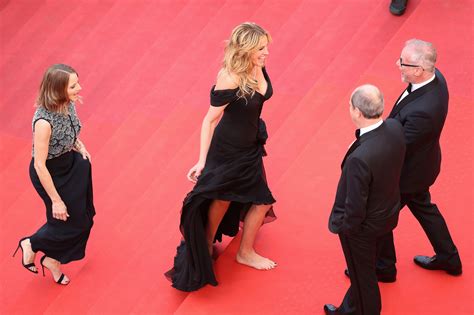 Julia Roberts Went Barefoot On The Cannes Red Carpet Time
