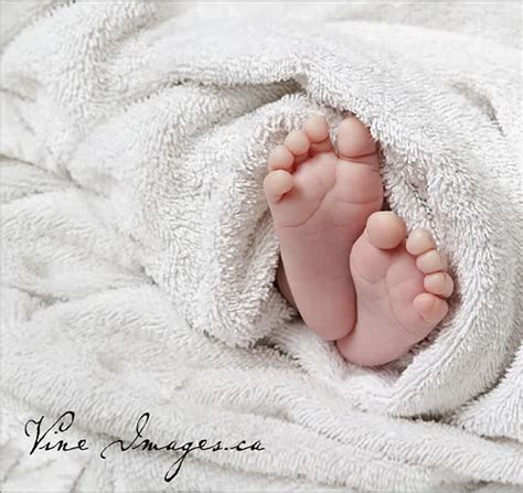 15 Photos Of Newborn Baby Feet That Prove Theres Nothing Cuter