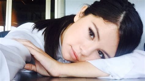 Selena Gomez Deletes The Instagram App Weekly Because Of Cruel Comments Glamour