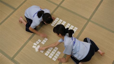 Nuestra colección también incluye juegos tradicionales, como damas y ajedrez. Karuta - Juego de cartas japonesas - YouTube