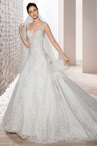 Unsere favoriten für luftige und für manche ein anlass, der ein zweites, schlichteres brautkleid verlangt. Amerikanische Brautkleider - DEMETRIOS Hochzeitsmode