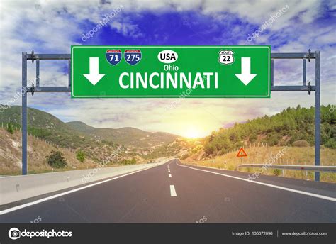 Us City Cincinnati Road Sign On Highway — Stock Photo © Bennian 135372096
