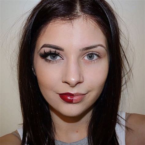 Women Post Selfies With Half Made Up Faces To Fight Makeup Shaming Barnorama