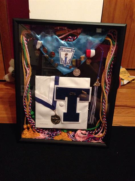 Looking for a unique graduation gift for the class of 2021? Graduation shadow box. High school graduation (With images ...