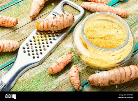 Turmeric Powder And Fresh Turmeric Stock Photo Alamy